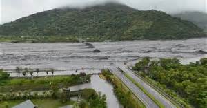 超级台风拉加萨于2025年9月袭击台湾,引发强降雨和狂风,导致东部花莲一处由山体滑坡形成的湖泊决口,淹没邻近城镇,约263人被困。本文详细回顾事件经过,分析台风影响及救援行动,探讨台湾面对极端天气的应对策略和未来防灾挑战。
