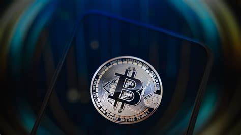 英国大都会警察在伦敦扣押价值约55亿英镑的61,000枚比特币,涉及大规模跨国诈骗与洗钱活动。本文从案件经过、区块链溯源技术、法律依据与全球影响等多角度解析事件细节,并为投资者与受害者提供可行的防范与应对建议。
