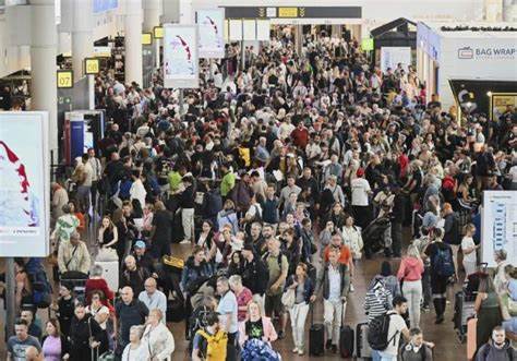 近期针对希思罗机场及欧洲多家机场的软件系统发起的网络攻击,导致了广泛的航班延误和旅客不便。本文深入解析此次事件的影响、背后潜在的网络安全风险以及航空业如何应对日益严峻的数字威胁。
