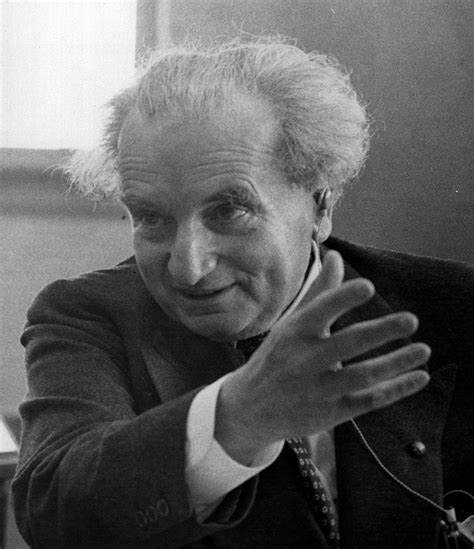 "火星人"是二十世纪一群卓越的匈牙利科学家,他们在科学领域做出了卓越贡献,影响深远。他们的非凡成就和独特背景构成了科学史上的传奇,推动了现代物理学、数学以及计算机科学的发展。探寻这些科学巨匠的故事,有助于理解当代科技的根基和科学精神的传承。
