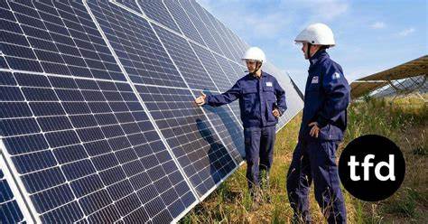 解读TotalEnergies出售北美太阳能组合一半股权并投资美国天然气资产的背景、交易细节与市场影响,评估公司财务压力、可再生能源与天然气的角色转换,以及这对投资者、行业与能源转型的长期意义
