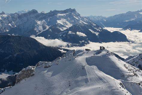 深入探索瑞士沃州,这个位于西部的迷人地区,以其壮丽的湖泊、丰富的历史遗迹和独特的文化活动闻名,适合所有追求自然与文化体验的旅行者。
