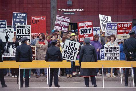 本文深入剖析了极端主义内容和堕胎相关信息在社交媒体上的传播与审查现象,探讨了影子禁令、内容降权等多种形式的网络限制对言论自由和信息获取的影响,分析了平台政策、社会环境和法律法规等多重因素交织下的复杂局面。
