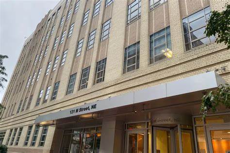 解析一起由美国平等就业机会委员会提起的怀孕歧视诉讼,梳理相关联邦法律保护、证据要点、员工维权流程与雇主合规建议,帮助员工识别怀孕歧视并采取有效行动,也为企业提供风险防范与管理参考。
