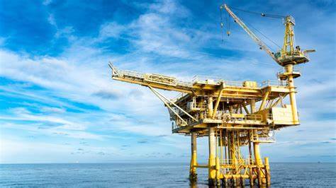 道达尔能源拟入股康蒂넨特资源在安纳达科盆地的天然气资产,此项交易将强化公司在美国产气能力并补强其LNG供应链,对区域产量、低碳目标与市场格局带来深远影响。文章从交易背景、资产特点、经营与技术协同、市场与价格影响以及未来展望等角度进行全面解读。
