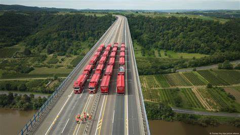 德国作为欧洲经济强国,其高速公路桥梁的老化问题日益严重,亟需数十亿欧元的投资进行维修和重建,以保障交通安全和经济发展。本文深入探讨当前德国高速公路桥梁的现状、问题成因及未来应对策略。
