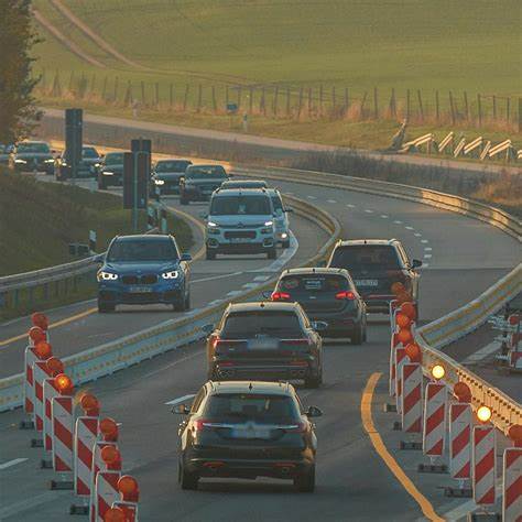 本文围绕东德领导人埃里希·霍内克在斯科尔菲德狩猎的著名笑话展开,通过解读这一段历史逸事,探讨其背后的文化内涵与社会意义,呈现东德时期政治幽默与民众态度的独特视角。
