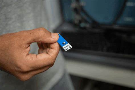 随着氢能作为清洁可再生能源的广泛应用,氢气泄漏的安全隐患备受关注。来自密苏里大学的科研团队开发出一种超灵敏氢气传感器,能在数秒内检测到极微小的氢气泄漏,提升氢能利用的安全性和可靠性。
