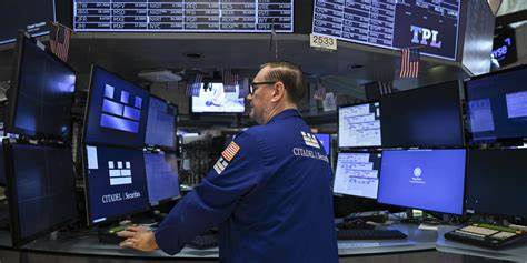 探讨特朗普提出取消上市公司季度财报要求的背景、利弊及其在市场和监管环境中的挑战与不确定性,深度解析该提议对投资者、企业及资本市场可能产生的影响。
