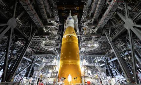 2026年,NASA将首次派遣载人飞船绕月轨道飞行,这是50多年来人类首次如此接近月球的壮举。此次"阿耳忒弥斯 II"任务标志着美国重返月球探索的重要里程碑,为未来深空探测奠定坚实基础。文章深度解析使命背景、技术突破、国际竞争态势及未来展望。
