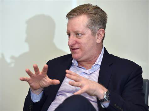 斯蒂夫·艾斯曼作为金融市场著名投资者,分享了他对美联储未来利率走向的看法,同时强调了人工智能作为当前市场最重要的焦点,对经济和科技领域产生深远影响。文章深入解读他关于货币政策和AI产业发展的见解,为投资者提供重要参考。
