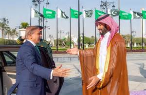 随着中东地区安全态势日益复杂,沙特与巴基斯坦签署的战略防务协议引发全球关注。这一协议将巴基斯坦独特的核能力融入中东安全体系,不仅反映出沙特对地区安全威胁的深刻担忧,同时也彰显出美国在该地区传统安全角色的变化。
