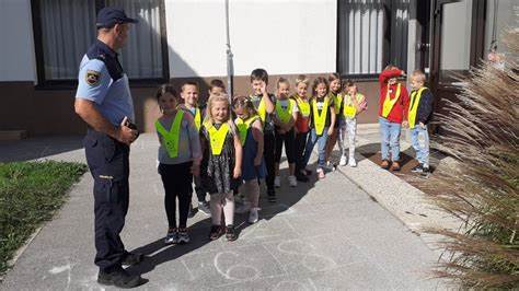 警察走进小学课堂,为一年级学生们带来了宝贵的安全教育,强调了行路安全与交通规则的重要性,帮助孩子们学会自我保护,确保他们在上下学途中更加安全。本文从警察讲解内容、学生体验活动以及安全教育的重要性多角度解析,为家长和教师提供实用的安全指导。
