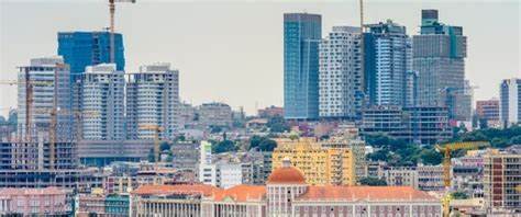 分析安哥拉国营石油公司索南戈尔(Sonangol)拟在未来两年内上市的战略背景、财政与治理影响、对国内经济与国际投资者的意义以及可能面临的风险与机遇,揭示这一IPO如何成为安哥拉改革进程的关键节点与全球能源市场关注点
