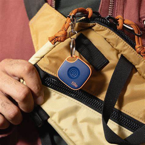 解析Tile追踪器被研究人员发现的安全缺陷、反跟踪机制的局限、潜在滥用风险以及对用户、厂商和监管者的可行建议,帮助读者了解如何降低蓝牙追踪设备带来的隐私与安全风险
