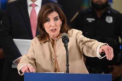 纽约州州长霍赫尔公开支持组拉恩·玛姆达尼竞选纽约市长,彰显了两位领导人在安全、经济和社区融合方面的共识,旨在共同打造一个更加包容和繁荣的纽约。
