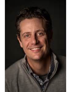 赛斯·威克沙姆的专著聚焦四分卫这一橄榄球核心位置,深入探讨成为顶级四分卫所需的身体与心理素质,揭示了这份职业背后的荣耀与挑战。通过追踪传奇球员的成长轨迹和现代新星的备战历程,展现了橄榄球四分卫复杂多面的职业生态。
