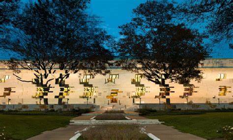 回顾联邦资助科研体系的历史根源、发展路径与脆弱点,解析疫情与政治变局如何动摇学界与政府之间的默契,并探讨未来可行的修复与重塑策略
