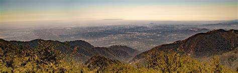 讨论为何把写作保留在自有博客而非平台上,以及如何利用RSS、电子邮件与开放协议建立可移植、可控且对读者友好的发布体系,兼顾流量、变现与长期保存
