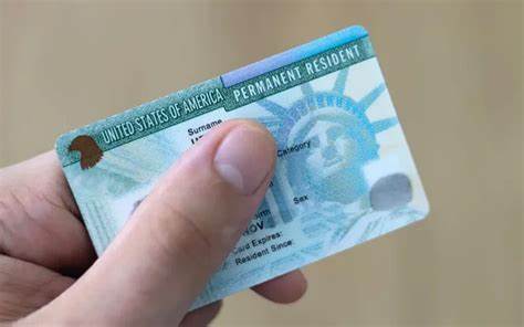 美国国务院宣布自2025年10月16日起,所有参加多元化移民抽签者需支付1美元注册费,此举旨在分摊项目运营成本并减少欺诈行为。本文深入探讨了此新政策的背景、具体影响及对未来申请人的意义。
