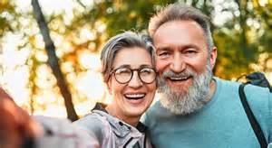 解析美国有多少家庭能以百万美元退休、为什么百万并非普遍适用目标、如何评估自身差距并通过可行策略在有限时间内弥补短板,兼顾税务、投资与生活规划的实操建议
