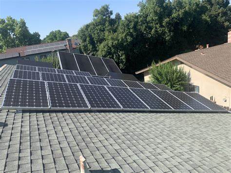 随着住宅屋顶太阳能安装量的锐减和政策调整,住宅太阳能行业正经历前所未有的挑战。本文深入探讨住宅太阳能市场的现状、影响因素及未来发展趋势,揭示美国特别是加利福尼亚州太阳能市场的复杂博弈与潜力。
