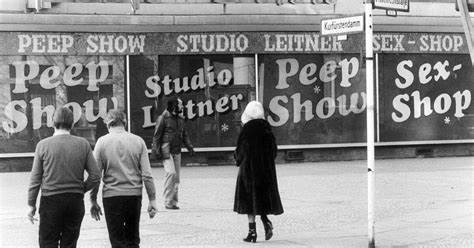 本文回顾了德国色情内容解禁的历史进程,深入剖析1975年色情传播合法化背后的法律背景和社会变迁,探讨色情产业对德国文化与社会的影响及其国际比较。
