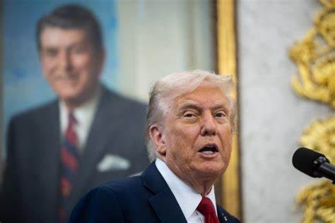 解读白宫提出让高校签署协议以换取联邦资助优势的政策意图、法律与政治争议、对学生与学术自由的影响,以及高校在合规与维护自主性间可采取的现实应对路径
