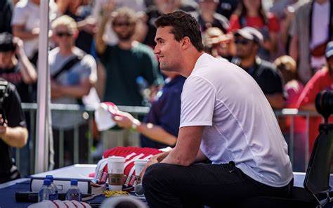 探讨查理·柯克被枪击身亡事件背后的内容审核挑战,分析社交媒体平台在暴力视频传播管理中的困境及其对社会的深远影响。
