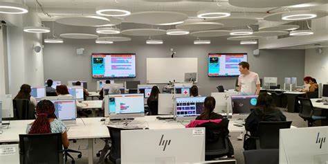 探讨英格兰中学中支持高能力程序员的多元策略,解析教师培训现状,剖析学术延展、个人发展与文化丰富等关键干预措施对促进学生潜能发挥的重要作用,揭示当前存在的挑战及未来改进方向。
