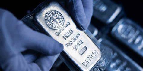 银价迎来近年来最大涨幅,市场分析指出其上涨动力依然强劲,未来仍有广阔的上升空间,投资者应密切关注银市动向。
