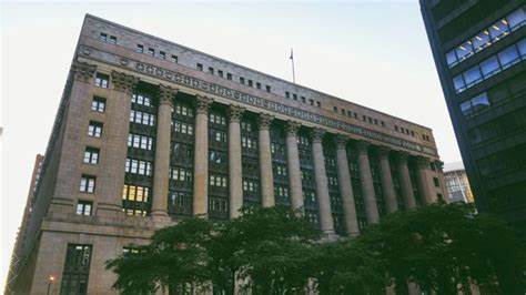 深入探讨芝加哥库克县财政主管办公室的职能、服务项目及其对居民和投资者的重要影响,全面解析财产税缴纳、豁免政策、退税流程及老年人和军人税收优惠措施,助力居民更好理解和管理个人财产税务。
