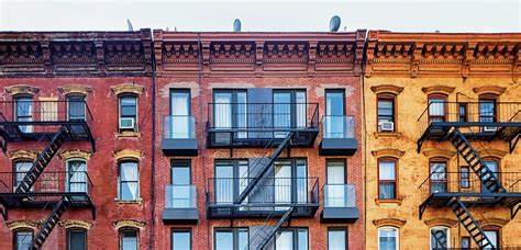 回溯恩格斯1872年的论述,剖析绅士化的历史根源与现代机制,结合旧金山、纽约、伦敦等城市的真实案例,探讨导致城市土地价值上升的制度性因素与可行的政策与社区对策,提出面向公平城市的实践路径。
