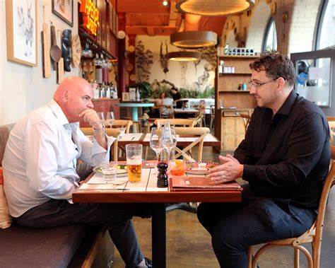 一次跨越政治和社会观点分歧的晚餐对话,揭示了不同立场的人如何通过交流理解彼此,促进社会和谐。本文详细讲述了两位背景迥异的英国男性在用餐过程中关于经济、税收、移民和气候变化等话题的真诚辩论及其背后的深刻启示。
