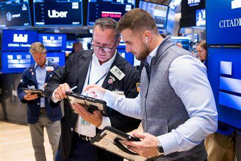 深入解析今日影响股市波动的关键企业,涵盖娱乐巨头华纳兄弟与派拉蒙斯斯凯丹斯,科技领袖微软与Adobe,及新兴独角兽Figure科技,对投资者洞见最新市场变动趋势。
