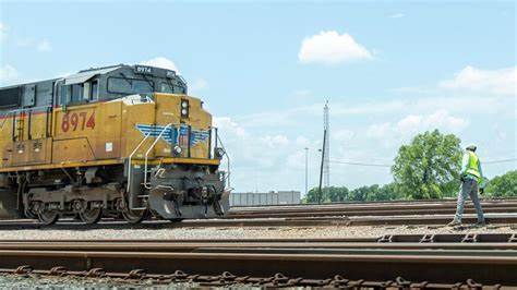 透析铁路行业合并背后的就业保障与其潜在的职业困境,深入探讨铁路工会在合并过程中争取的职工权益及合并对员工未来发展的影响。
