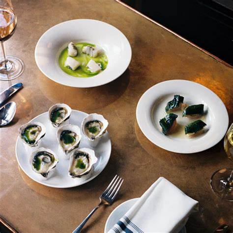 深入纽约城,探索融合都市风情与平易近人美味的顶级小酒馆精选,这些餐厅由当地顶尖厨师、美食作家和侍酒师倾力推荐,是品味纽约生活和美食文化的绝佳去处。
