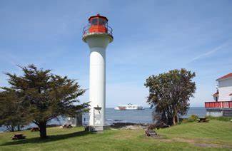 活跃海峡灯塔位于加拿大不列颠哥伦比亚省,是连接南温哥华岛和弗雷泽河口的重要航道标志。凭借丰富的历史背景和独特的地理位置,这座灯塔不仅指导着纷繁复杂的海上交通,也见证了区域发展与变迁。探秘活跃海峡灯塔及其守护者的故事,将带您领略西海岸航海文化的魅力。
