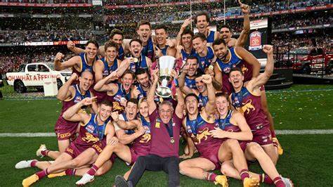 2025年澳大利亚足球联赛(AFL)赛季进入关键阶段,排名激烈竞争各队实力展现无遗。本文深入分析当前积分榜形势,揭示主要球队表现和未来走势,全面解读AFL赛季最新动态。
