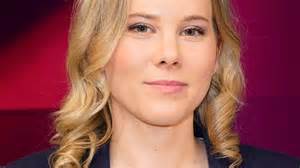 朱莉娅·鲁斯作为德国知名记者和主持人,其与NDR和BR两大公共广播机构之间的纷争引发了德国媒体界的广泛关注。这场围绕着节目《Klar》和内容定位的争议,不仅反映了公共广播机构在政治与社会责任上的挑战,也揭示了当代媒体对受众多样性的复杂应对。
