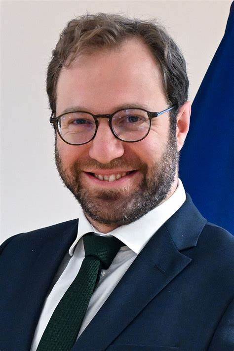 托特·阿玛丽莎,匈牙利年轻职业网球选手,以出众的球技和场上的独特风格引起广泛关注。她不仅展现了在单打与双打项目上的潜力,更因比赛中的争议事件成为网球圈内热议的话题。探究她的成长背景、职业生涯发展以及引发热议的比赛事件,剖析她在国际网坛的现状与未来发展空间。
