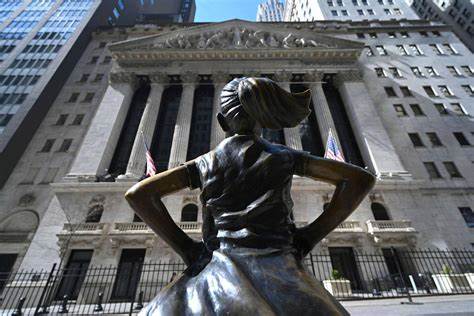 近期标普500指数屡创新高,华尔街顶尖策略师纷纷表达了乐观的态度,认为在人工智能和货币政策宽松的双重驱动下,股票市场有望延续上涨动力。随着结构性变化重塑市场格局,传统估值标准面临挑战,多方观点深刻剖析市场现状与未来趋势。
