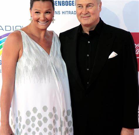 深入探讨德国知名游泳明星弗兰齐斯卡·范·阿姆西克的丈夫Jürgen B. Harder的个人资料,包括他的年龄、身高、职业背景以及财富状况,全面呈现这位企业家的生活与成就。
