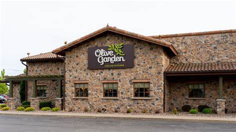 橄榄园母公司达登餐饮集团最近发布的季度财报显示业绩未达到市场预期,导致其股价急剧下滑。然而,尽管财报数据稍显疲软,该公司对未来的销售和盈利前景依然保持积极态度,展现出强劲的增长潜力与持续的市场竞争力。本文深入分析了达登餐饮集团当前的财务表现、经营状况及未来展望。
