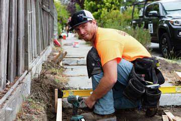 一位加州建筑工人凭借惊人的毅力和技能非官方打破了一项被广泛传颂的世界纪录,这不仅彰显了个人的坚韧精神,也为劳动者群体注入了新的荣光与希望。本文深入探讨了这一事件的背景、过程及其深远影响。
