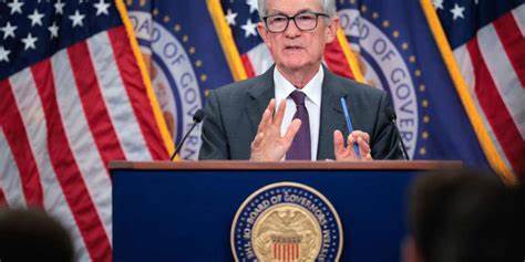 随着美联储2025年首次降息的到来,股市投资环境将迎来重大变化。理解降息背景及其对市场的影响,掌握科学的投资策略,对于投资者优化股票组合、把握市场机遇尤为关键。本文深入解析美联储降息的意义及投资者应如何调整资产布局以实现持续收益。
