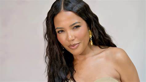 Emma Grede凭借果敢与远见,从一次大胆的冷电话开始,打造了价值40亿美元的爆款品牌Skims,成为时尚界和商业界备受瞩目的黑马。她的故事彰显了自信与行动力对于创业成功的重要性。
