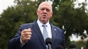 本文深入剖析特朗普边境事务官汤姆·霍曼涉嫌在联邦调查局诱捕行动中收取现金的调查历程,探讨司法部关闭案件的原因及其对政治生态的影响,全面呈现涉案各方的回应与舆论反响。
