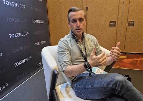 解读1inch联合创始人Sergej Kunz关于中心化交易所将逐步成为去中心化金融前端的观点,分析技术、商业与监管因素如何推动DEX聚合器、API和非托管交易在未来几年内重塑加密资产交易生态。
