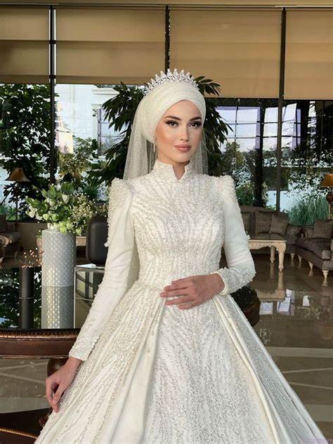 探讨华丽礼服和穆斯林遮盖风格婚纱的独特魅力,分析新娘如何在婚礼当天展现个性与信仰,打造令人难忘的华丽形象。文章涵盖流行趋势、设计特点以及购买建议,帮助新娘找到最适合自己的礼服。
